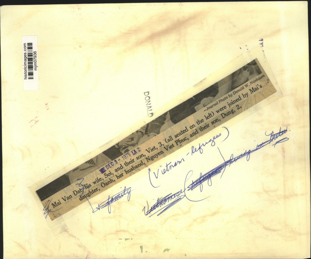 1975 Press Photo Mai Van Dat with wife Soi and their family, Wisconsin