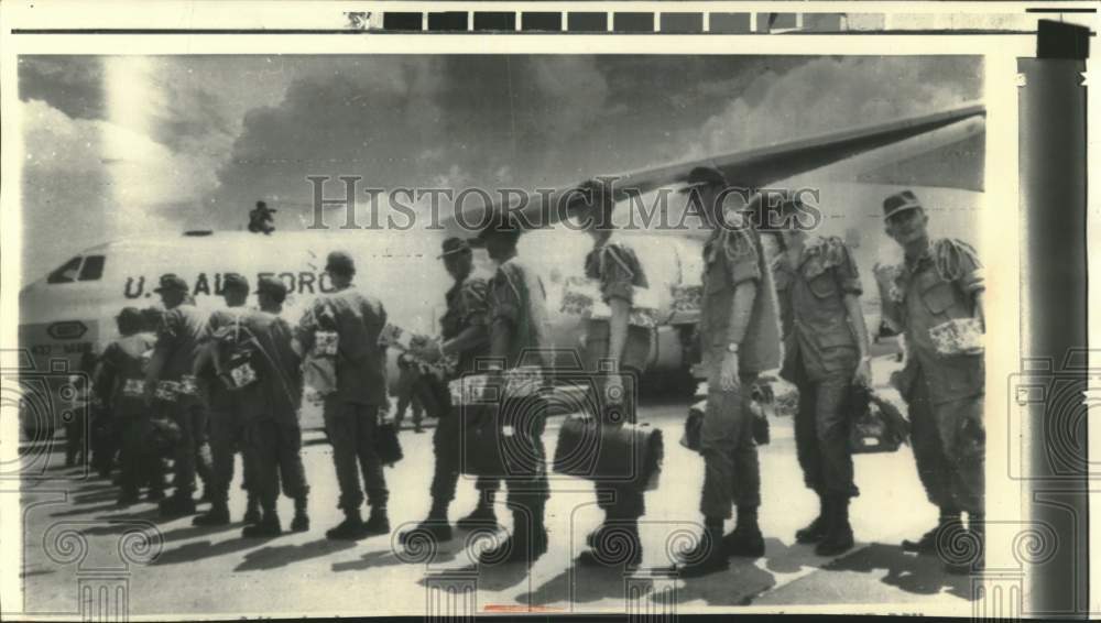 1969 Press Photo Soldiers heading hoe to the U.S. wait to board plane at Saigon