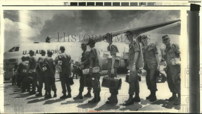 Load image into Gallery viewer, 1969 Press Photo Soldiers heading hoe to the U.S. wait to board plane at Saigon
