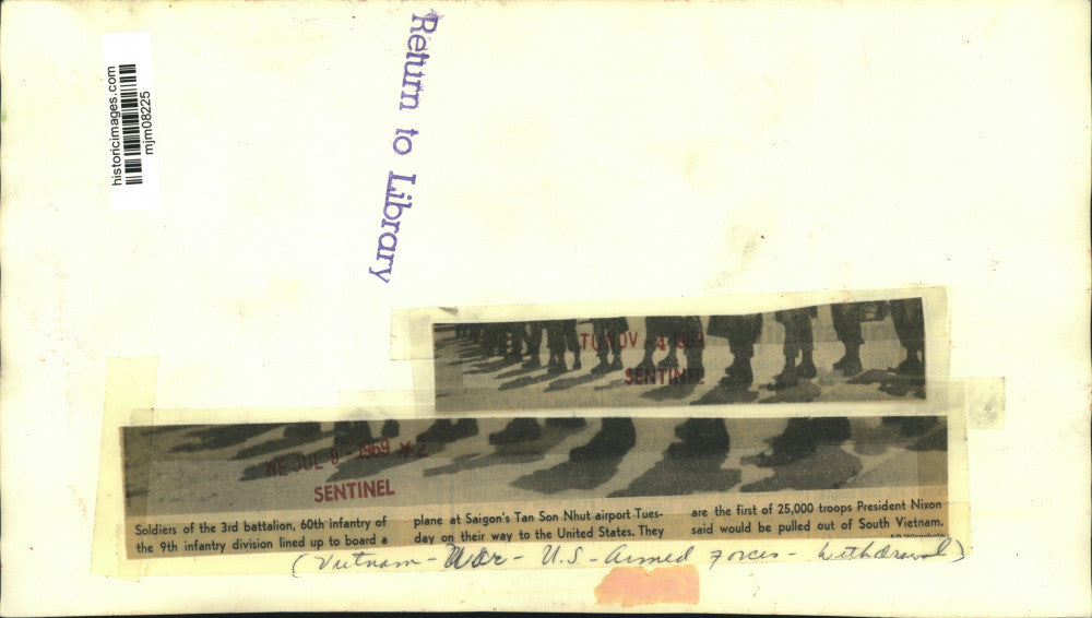 1969 Press Photo Soldiers heading hoe to the U.S. wait to board plane at Saigon