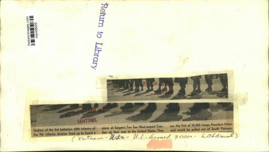 1969 Press Photo Soldiers heading hoe to the U.S. wait to board plane at Saigon