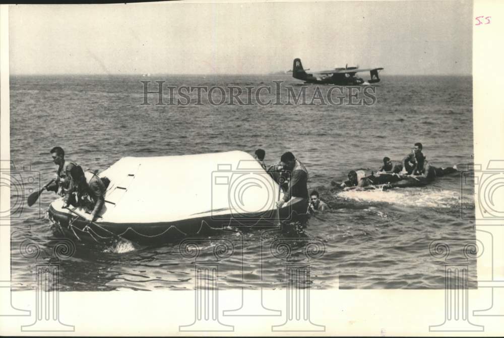1952 Press Photo Personnel Demonstrate US Navy Self Inflating Raft, New York