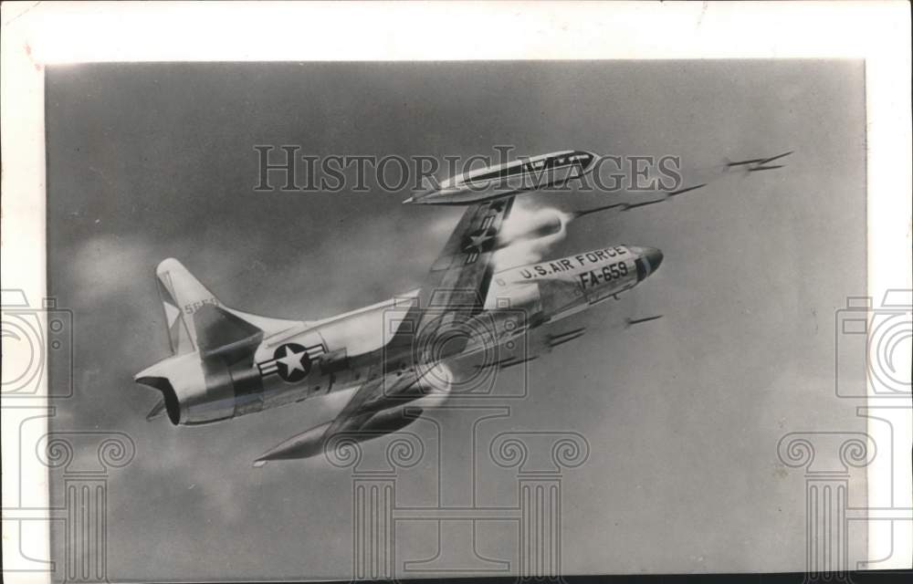 1955 Press Photo Rockets were fired from wing pods of a Starfire interceptor