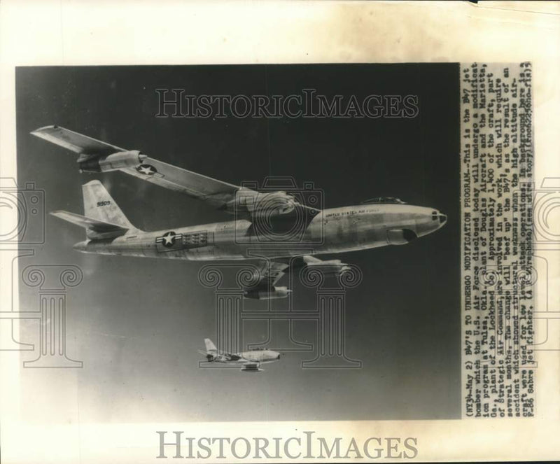 Load image into Gallery viewer, 1958 Press Photo U.S. B47 jet bomber with F-86 Sabre flying in the background

