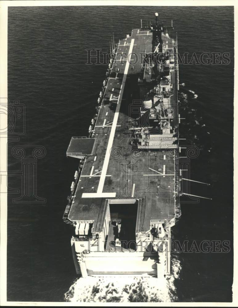 1976 Press Photo USS Tarawa, LHA-1 Amphibious Assault Ship shown on Sea Trials