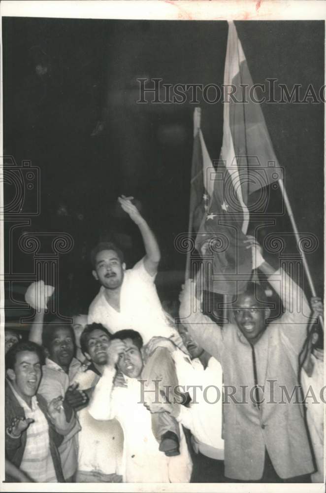 Load image into Gallery viewer, 1958 Press Photo Student demonstrators in Caracas, Venezuela - mjm08674
