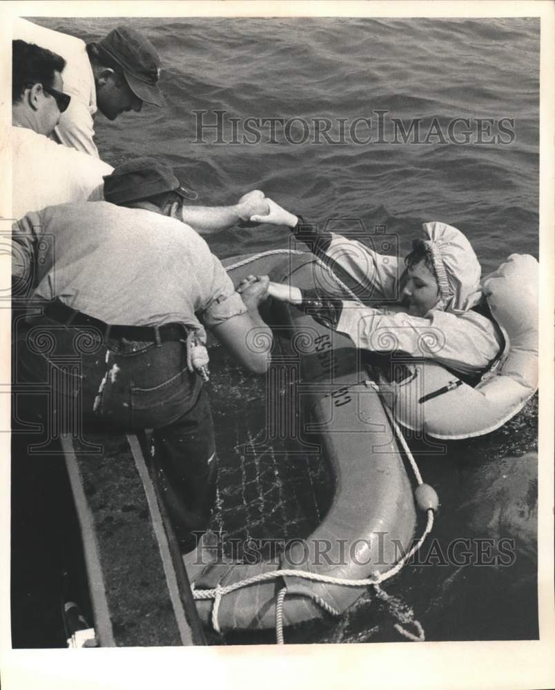 1966 Press Photo Sentinel reporter is pulled onto coast guard cutter, Milwaukee