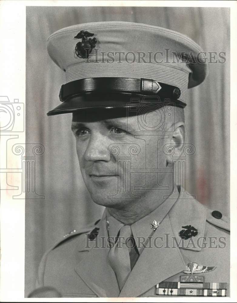 Load image into Gallery viewer, 1968 Press Photo Medal of Honor, Maj Robert Modrzejewski of Milwaukee, WI
