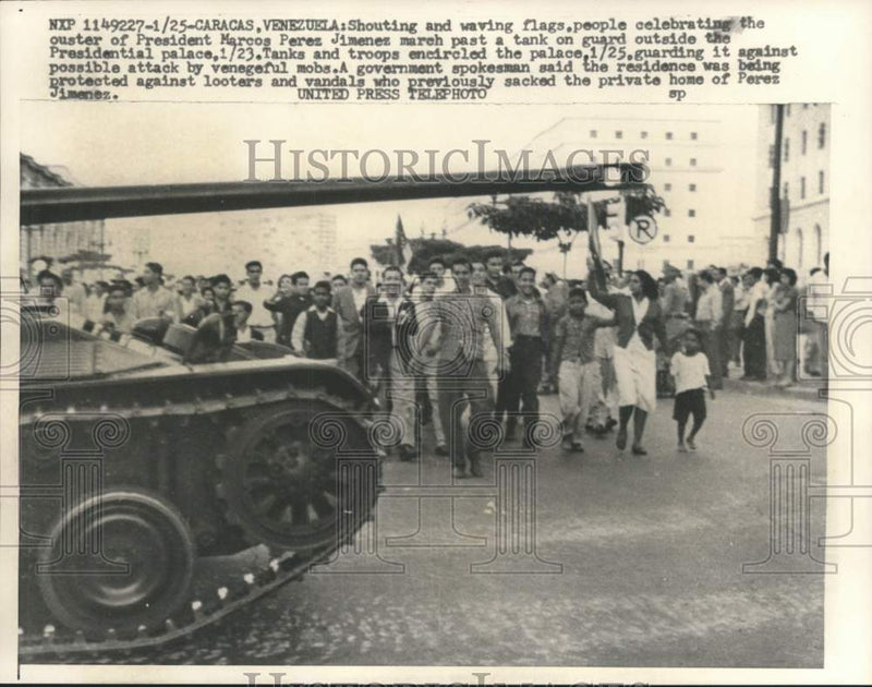 Load image into Gallery viewer, 1958 Press Photo Venezuelans celebrating ouster of Jimenez in Caracas,
