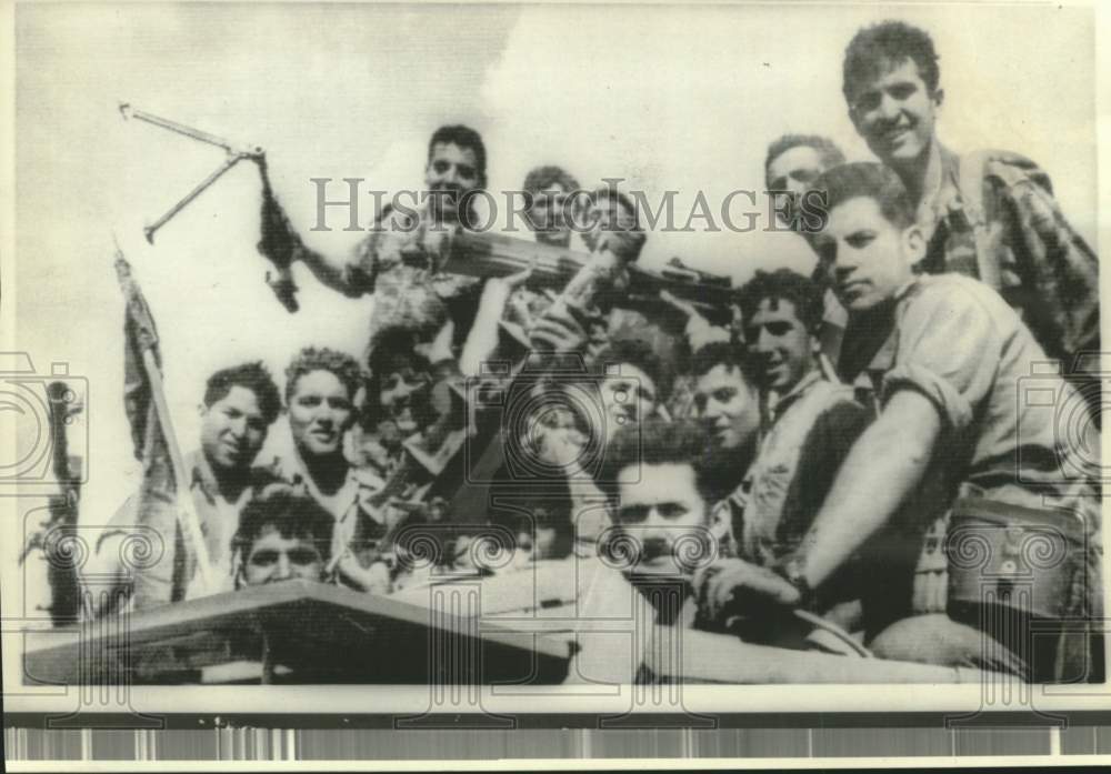 1966 Press Photo Israeli soldiers returning home after raid into Jordan, Israel
