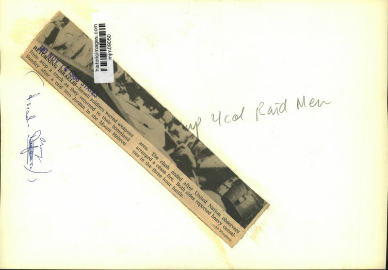 Load image into Gallery viewer, 1966 Press Photo Israeli soldiers returning home after raid into Jordan, Israel

