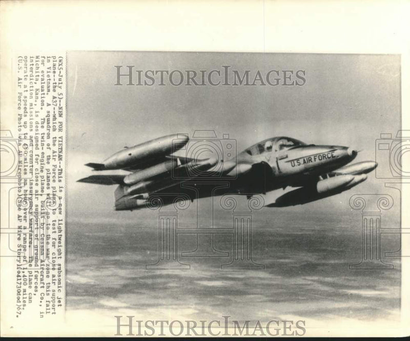 Load image into Gallery viewer, 1967 Press Photo USAF Cessna A-37 Dragonfly Close Air Support Plane in Flight
