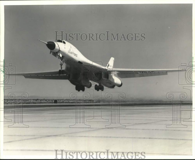 Load image into Gallery viewer, 1977 Press Photo United States Air Force, B-1 Strategic Bomber Jet Plane

