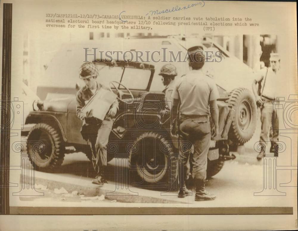 1973 Press Photo Soldiers Carry Presidential Vote Tabulation to HQ, Caracas VE