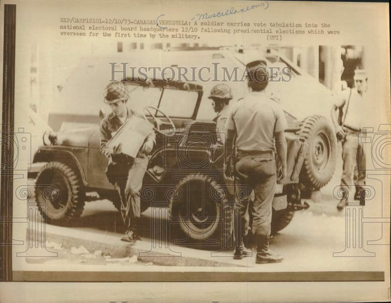 Load image into Gallery viewer, 1973 Press Photo Soldiers Carry Presidential Vote Tabulation to HQ, Caracas VE
