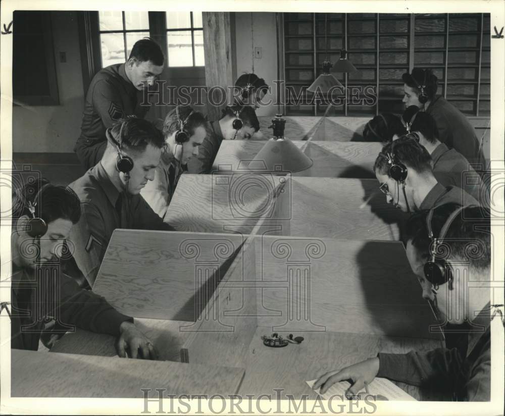 1941 Press Photo Students at Fort Knox in communications, radio sending class.