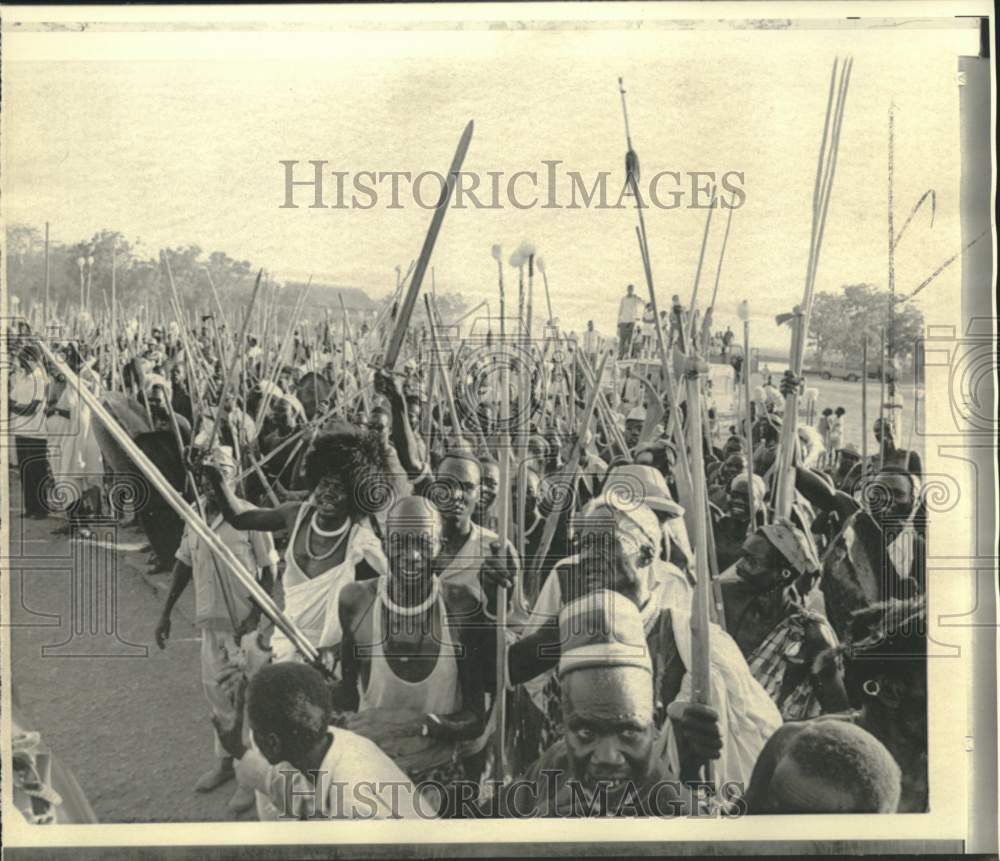 1972 Press Photo Shilluk warriors line airport road in Malakal, Southern Sudan- Historic Images