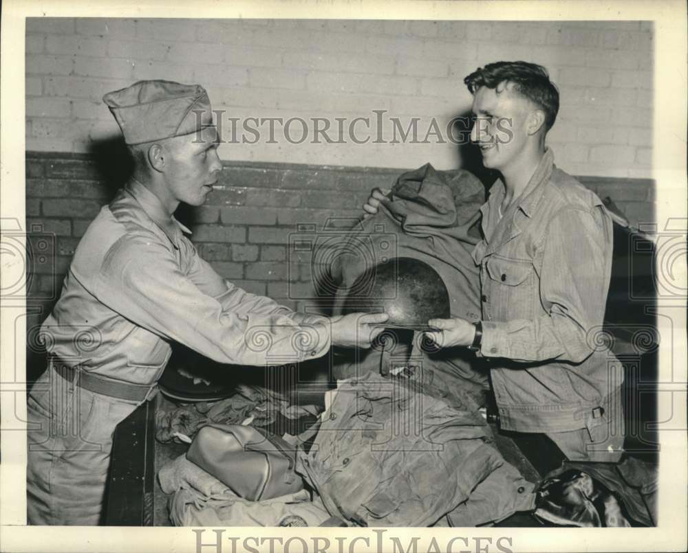 1944 Press Photo Privates Eugene Cumming, Eugene Stryjeck, Fort Dix, New Jersey