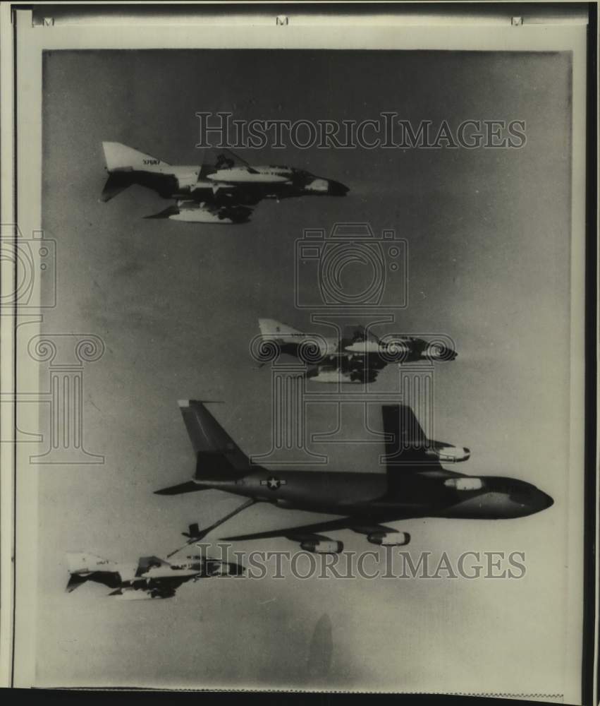 1968 Press Photo United States F-4C Phantom fighter jets refueling in mid-air.
