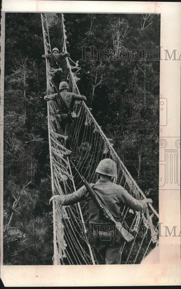 1965 Press Photo US Marines walk across rope bridge, training for Vietnam War