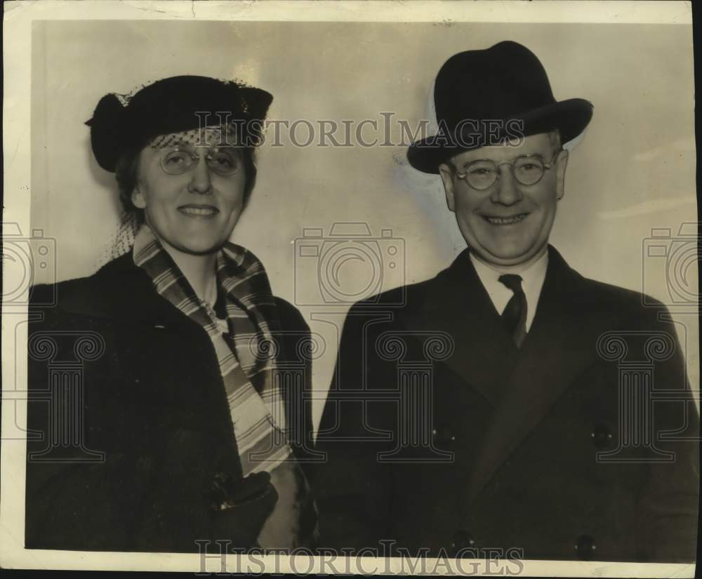 1939 Press Photo Phil La Follette and wife after European tour, New York