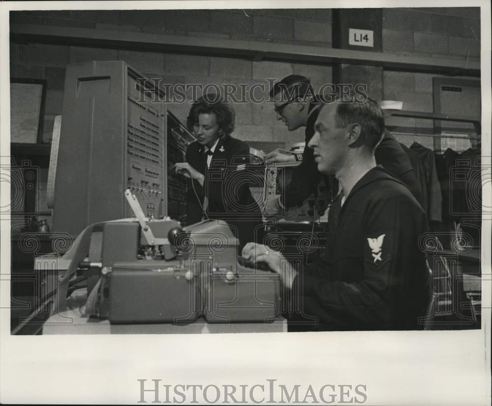 1966 Press Photo Students Operate Computer, Great Lakes Naval Training Center