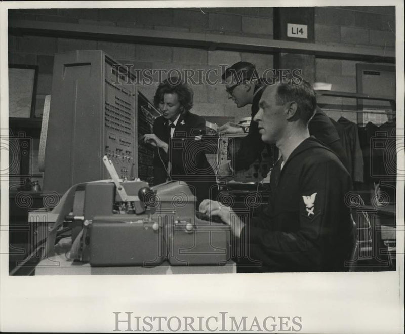 Load image into Gallery viewer, 1966 Press Photo Students Operate Computer, Great Lakes Naval Training Center
