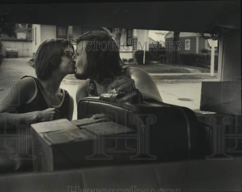 Load image into Gallery viewer, 1975 Press Photo Mary Ellen and Stanley Cukrowski, Milwaukee, Wisconsin
