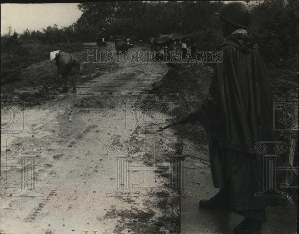 1965 Press Photo South Vietnamese soldier guards bridge in repair, Boun Dan Goun