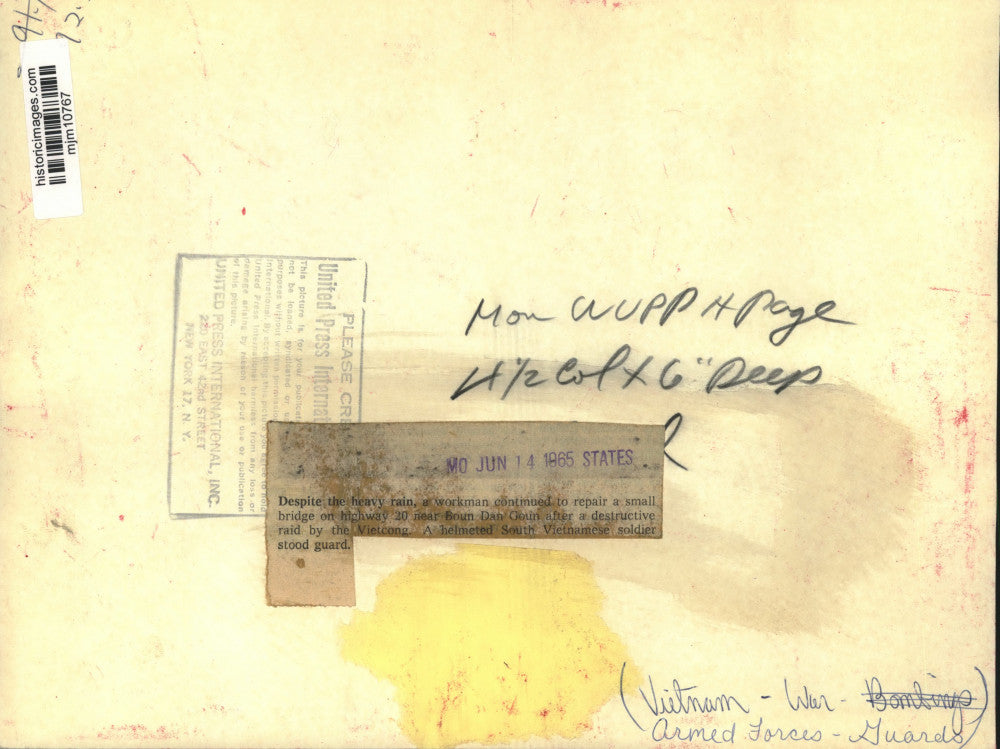 1965 Press Photo South Vietnamese soldier guards bridge in repair, Boun Dan Goun