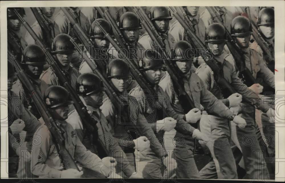1961 Press Photo American troops parade for review in Berlin - mjm11023
