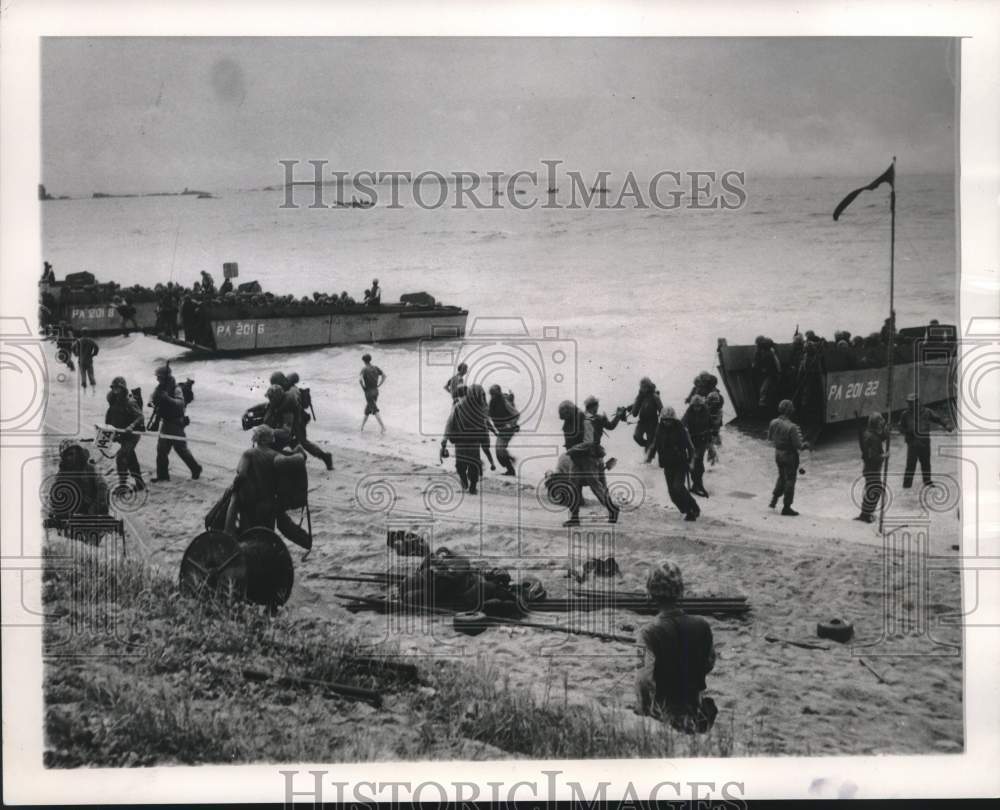 1956 Press Photo Marines stay in fighting condition practicing on Kin Beach.
