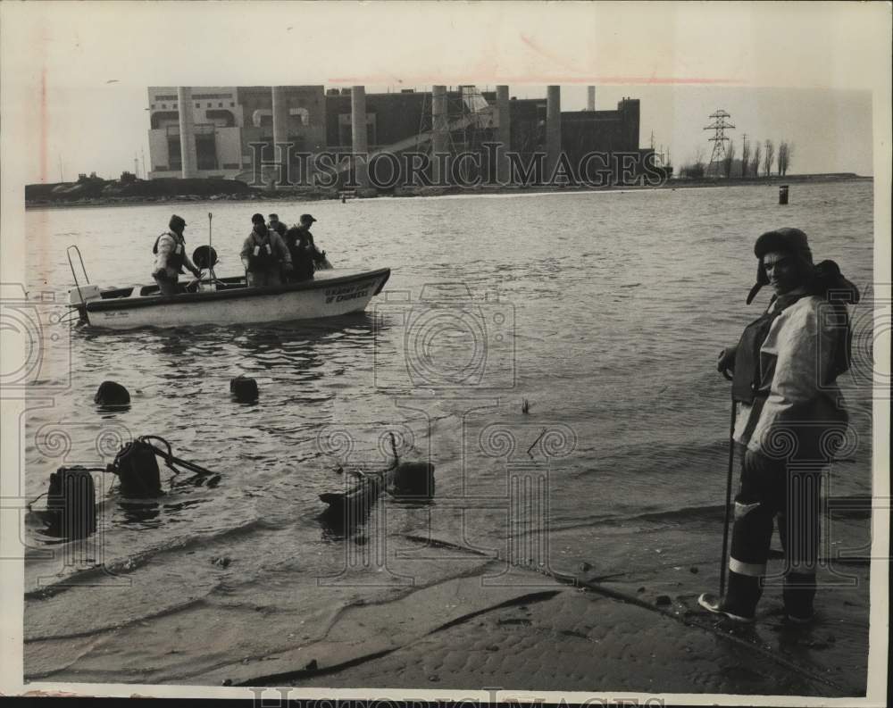 1964 Press Photo Ronald Jansen US Army Corps of Engineers measure depth of water