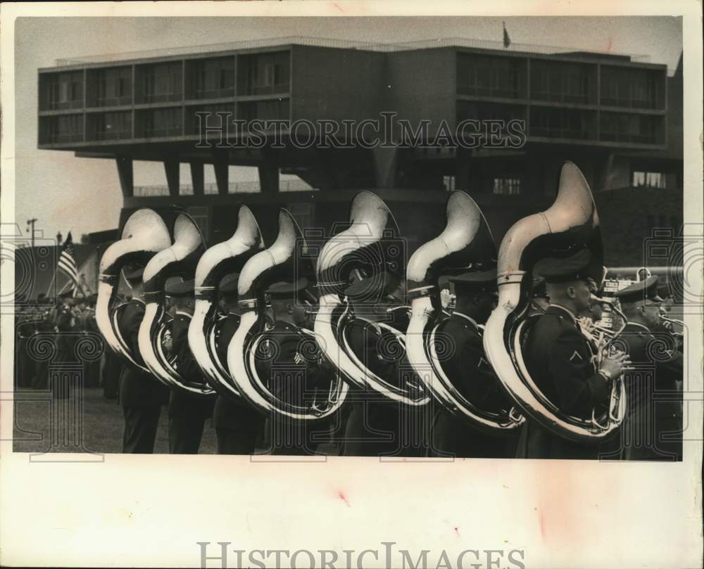 1963 Press Photo Sousaphones From 5th Army Band At Milwaukee&#39;s Memorial Center
