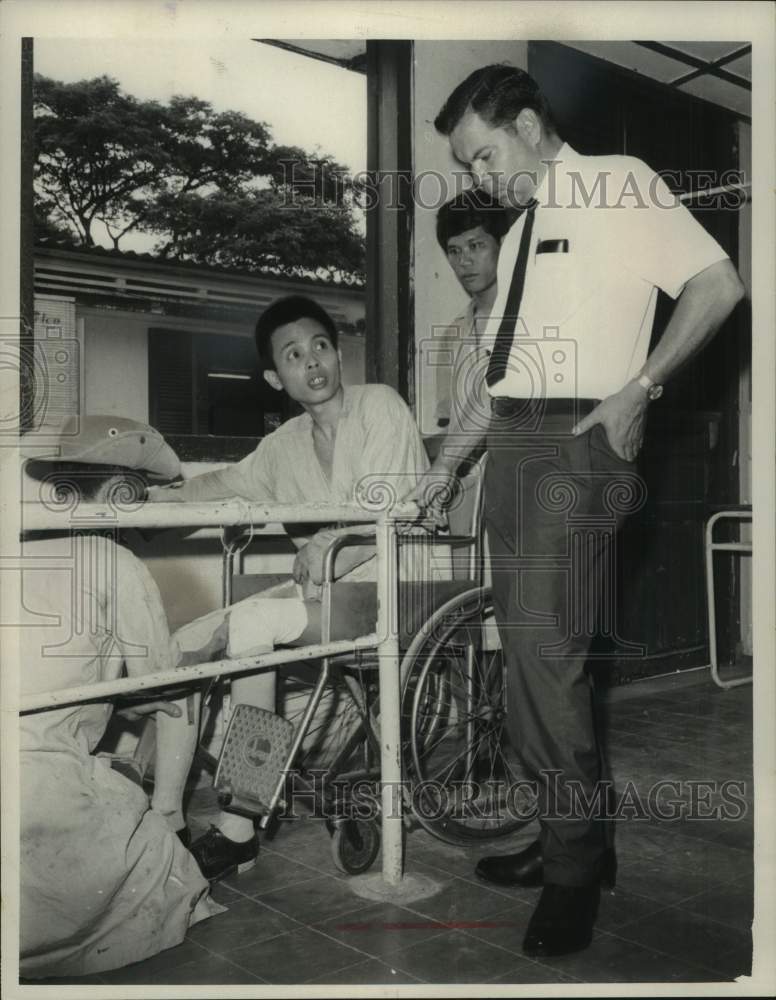 1967 Press Photo John Wells watches artificial leg fitting in Saigon Vietnam War