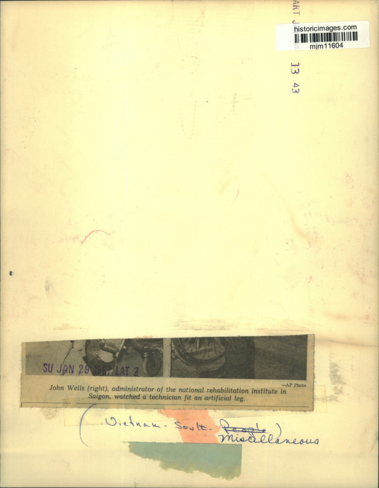 1967 Press Photo John Wells watches artificial leg fitting in Saigon Vietnam War