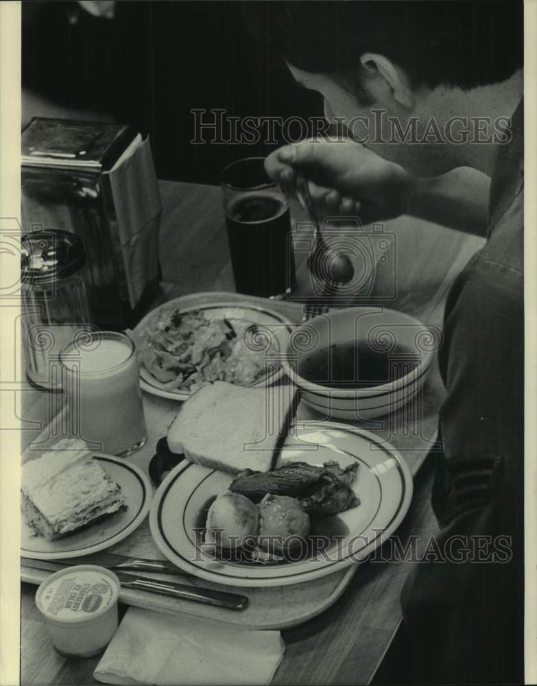 1983 Press Photo A reservist eats his lunch, Air Force Reserve, Mitchell Field
