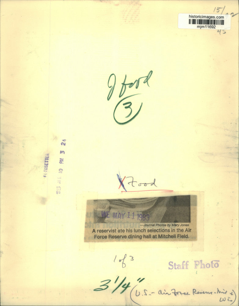 1983 Press Photo A reservist eats his lunch, Air Force Reserve, Mitchell Field