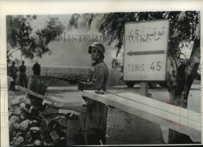 Load image into Gallery viewer, 1961 Press Photo Tunisian National Guardsmen guard a roadblock, Tunisia
