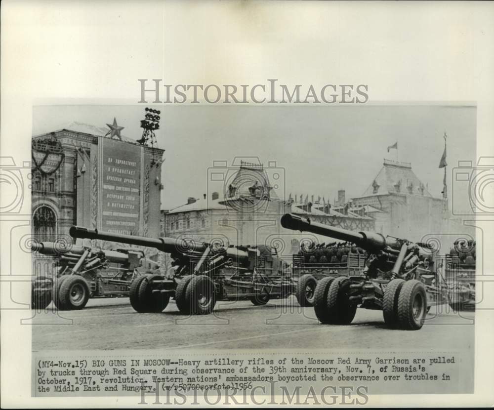 1956 Press Photo Heavy artillery rifles of Moscow Army Garrison on Red Square.