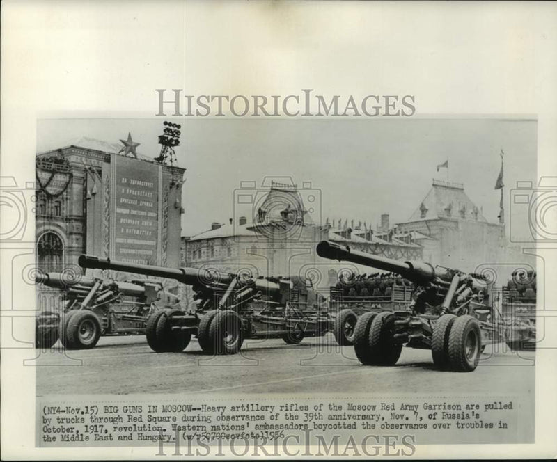 Load image into Gallery viewer, 1956 Press Photo Heavy artillery rifles of Moscow Army Garrison on Red Square.
