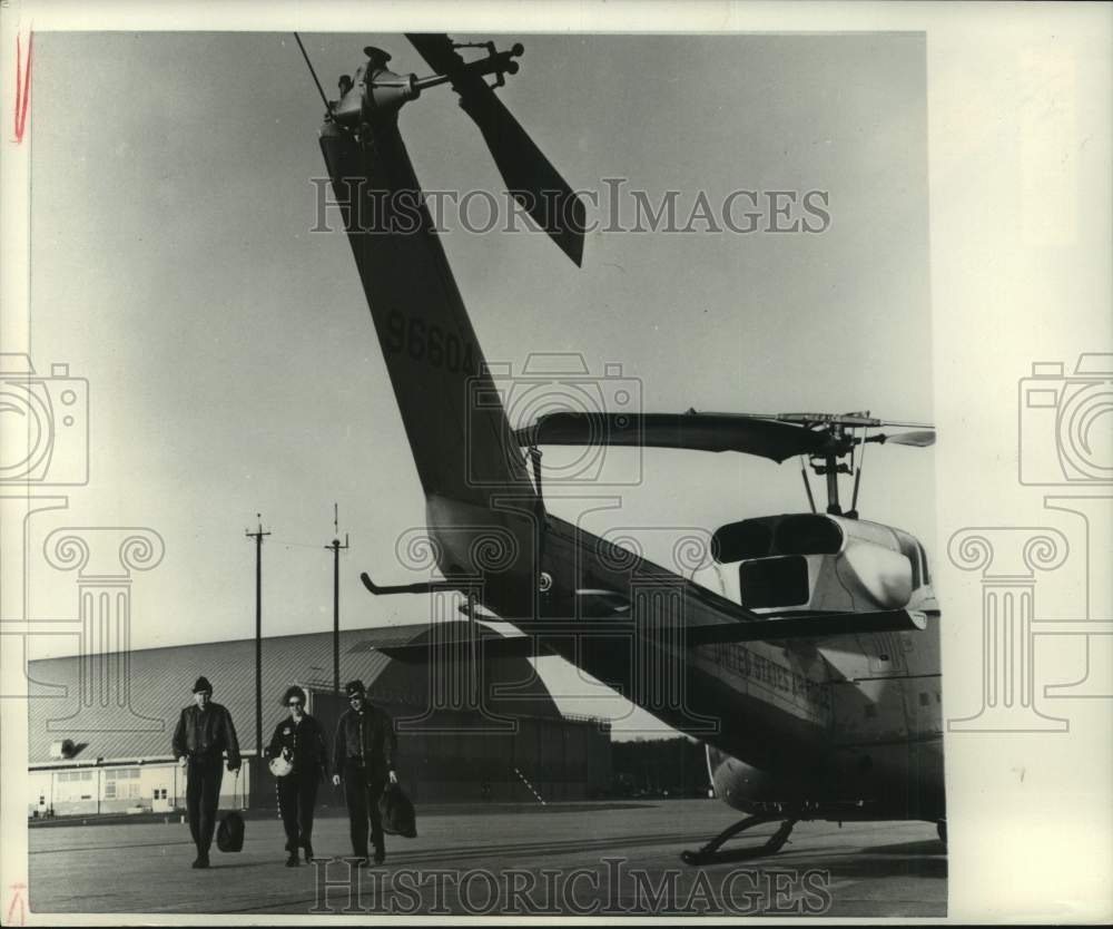 1975 Press Photo US Air Force Team Members Set Out For Duty - mjm12456