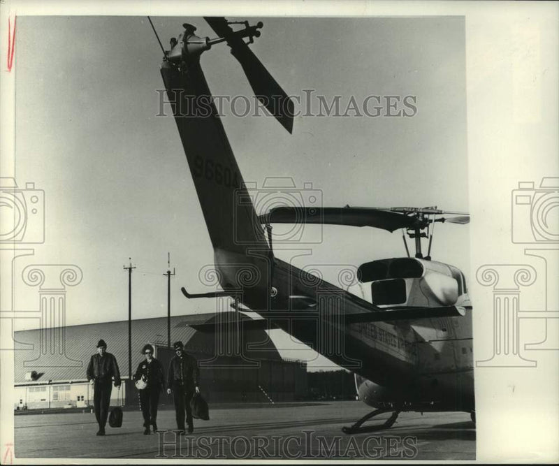 Load image into Gallery viewer, 1975 Press Photo US Air Force Team Members Set Out For Duty - mjm12456

