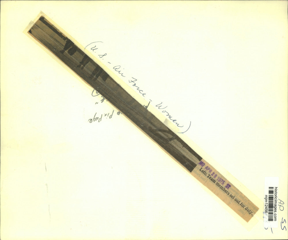 1975 Press Photo US Air Force Team Members Set Out For Duty - mjm12456