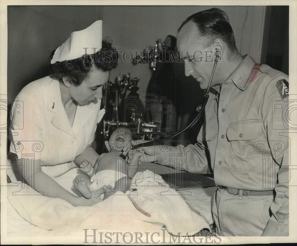 1952 Press Photo Captain Graber (R) and Lieutenant Puffer with baby, Camp McCoy.