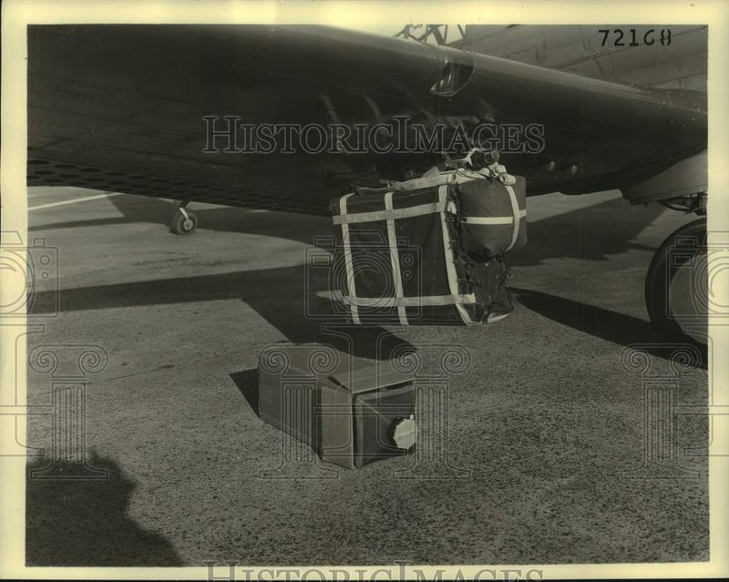 Load image into Gallery viewer, 1941 Press Photo U.S. Army supply drop load with Parachute attached to plane
