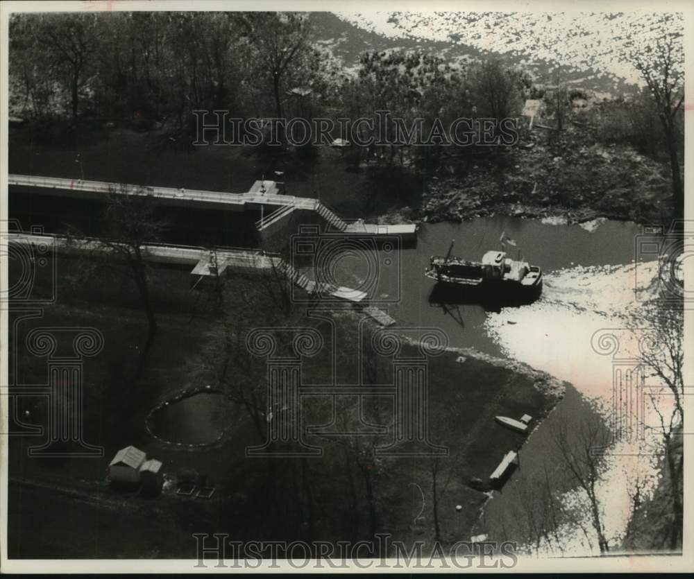 1963 Press Photo Coast Guard buoy tender, government locks at Menasha, Wisconsin