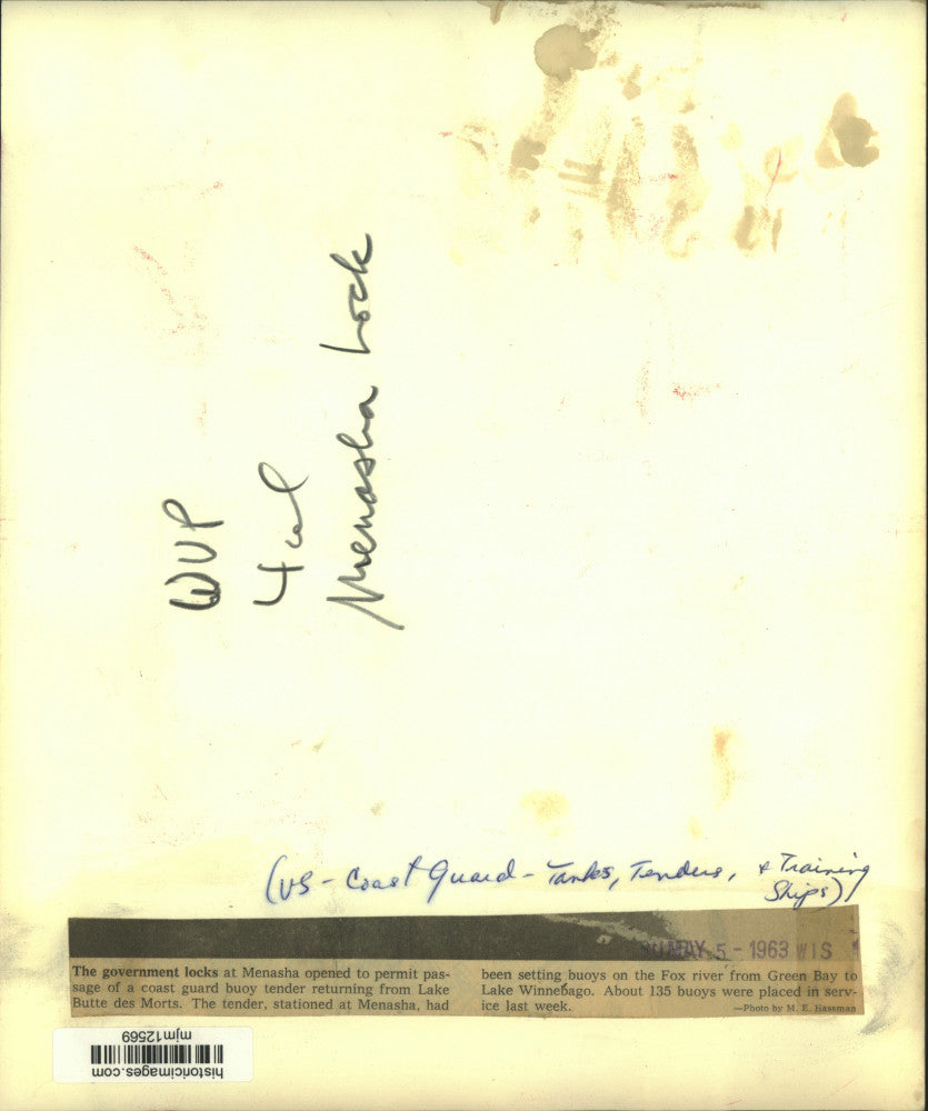 1963 Press Photo Coast Guard buoy tender, government locks at Menasha, Wisconsin