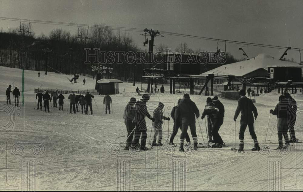 1984 Press Photo Foreign Naval Personnel Learn Alpine Skiing, Big Powderhorn, MI- Historic Images