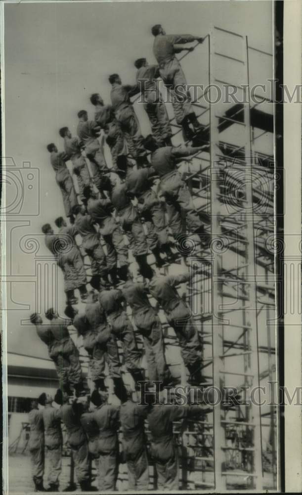 1941 Press Photo Soldiers on physical training structure, Fort Benning, Georgia